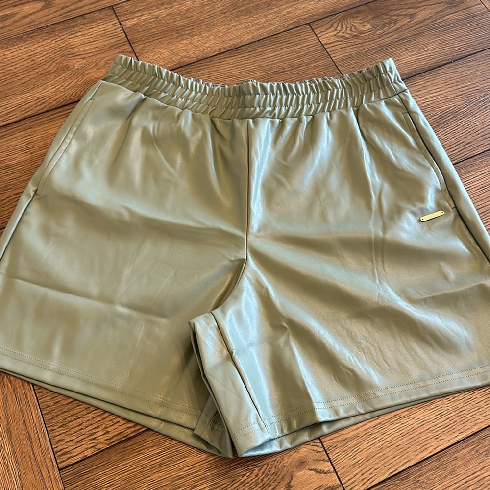 Fabletics NWT Vegan Leather Shorts women’s size Large